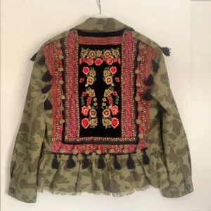 Militärjacka med detaljer på ryggen  - Säljer den här as coola jackan från zara, den är i bra skick men används inte. Använd gärna köp nu! 