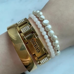 Guld armband från Guess - Jättefint classy armband i fantastiskt skick. Armbandet kommer i orginalförpackning och extra delar ifall armbandet är för litet. Orginalpris är 899. Pris går att diskutera!💕