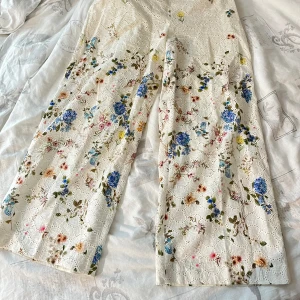Broderade byxor - Superfina byxor med broderi och blommigt mönster från zara! Aldrig använda pga för små🩵🩵