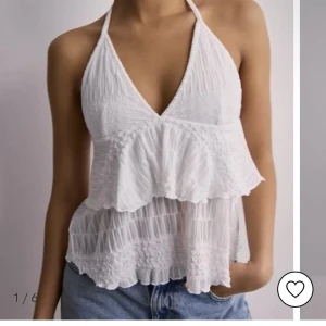 Vit topp  - Intressekoll på denna super fina topp med öppen rygg från Nelly som är helt slutsåld på hemsidan! 🫶