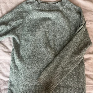 Grön stickad tröja - Jag säljer denna gröna stickade tröjan från Veromoda pågrund av att den är för liten för mig. Fint skick förutom att det är en ”trådbit” som sticker ut (se på bild nummer två). Storlek M. 45 kr🫶🏻