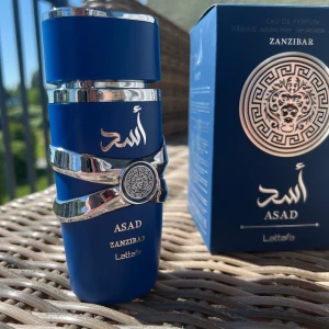 Lattafa Asad Zanzibar - Vill sälja för att jag har en liknande doft. Luktar sommar och som att du är på en strand. Kokosnöt, vanilj och en hint av saltvatten. Den är helt full (100ml) låda och parfym i perfekt skick. Köpte för 450kr och säljer för 300kr. 