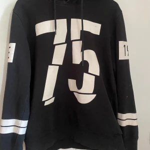 Jack & Jones hoodie - Svart hoodie ifrån jack & jones i storlek L men känns typ som en M, använt några gånger men fortfarande bra skick! Pris går självklart att diskutera!☺️❤️