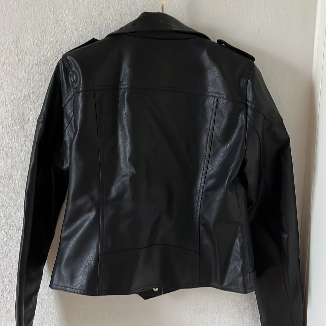 Oanvänd skinnjacka från Vero Moda - 90