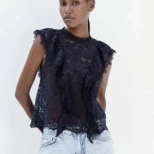 Marinblå zara blus  - Jättefin spets blus från zara. Aldrig använd så i nyskick! Storlek xs 💕