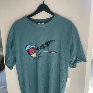 Icecream t-shirt - T-shirt med tryck från märket icecream Storlek L och i bra skick Köpt för 649 och säljer för 150kr