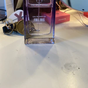 Parfym - Säljer en parfym från the body shop, kommer ej till användning. Skulle säga att de är ungefär 50 ml kvar:) köpte den för ca 500? Kom inte riktigt ihåg 🥰
