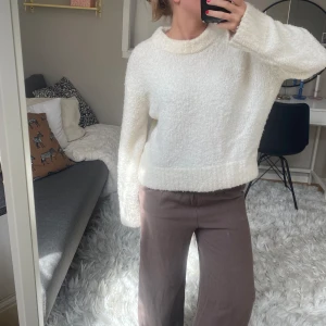 Stickad tröja  - Vit stickad tröja från other stories. Har ett litet hål på sidan men annars bra skick🌸