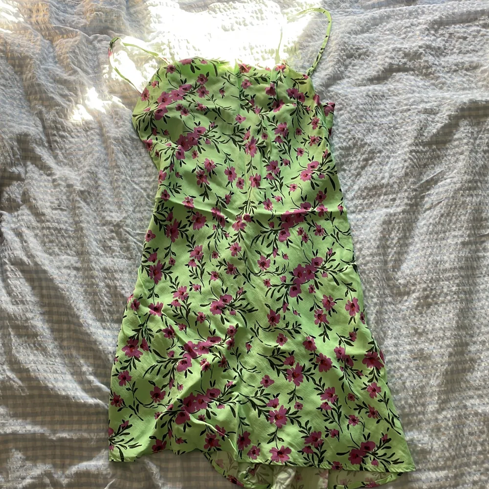 Superfin miniklänning från zara. Grön färg med lila blommor. Finns inte att köpa längre! Bra skick. Mekot.
