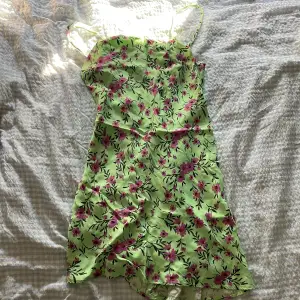Superfin miniklänning från zara. Grön färg med lila blommor. Finns inte att köpa längre! Bra skick