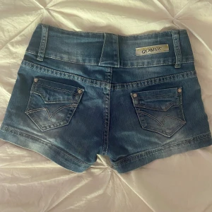 Lågmidjade shorts - 🛑LÄS MIN BIO FÖRST🛑 Säljer dessa lågmidjade shorts💗Jättefina men de va tyvärr för små för mig:(. Inga defekter eller liknande. Måtten ser ni på de tre sista bilderna🫶🏼Hör av dig ifall du har några funderingar 🩷