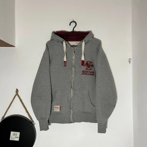 Zip-up hoodie - En tung campus hoodie i S storlek. Men säljer den eftersom den var för liten för mig 😫