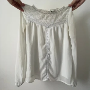 Söt blus - Jätte söt vit blus ifrån Vero Moda i storlek xs med fint skick