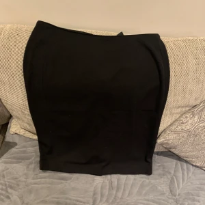 Svart kjol - Aldrig använd. Svart kjol i storlek 38/M. Från H&M.