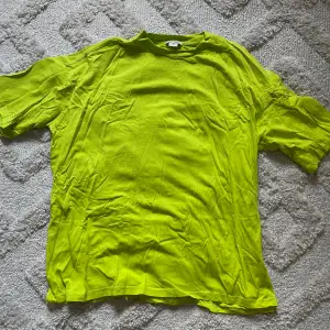 En neongrön T-shirt, lite oversized från MONKI. Skick: bra, halvt använd 