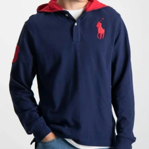 Ralph Lauren pike-hoodie - Skitbra skick, passar S! Slutsåld överallt i princip. Skitsnygga detaljer. Första bild är ej min. 