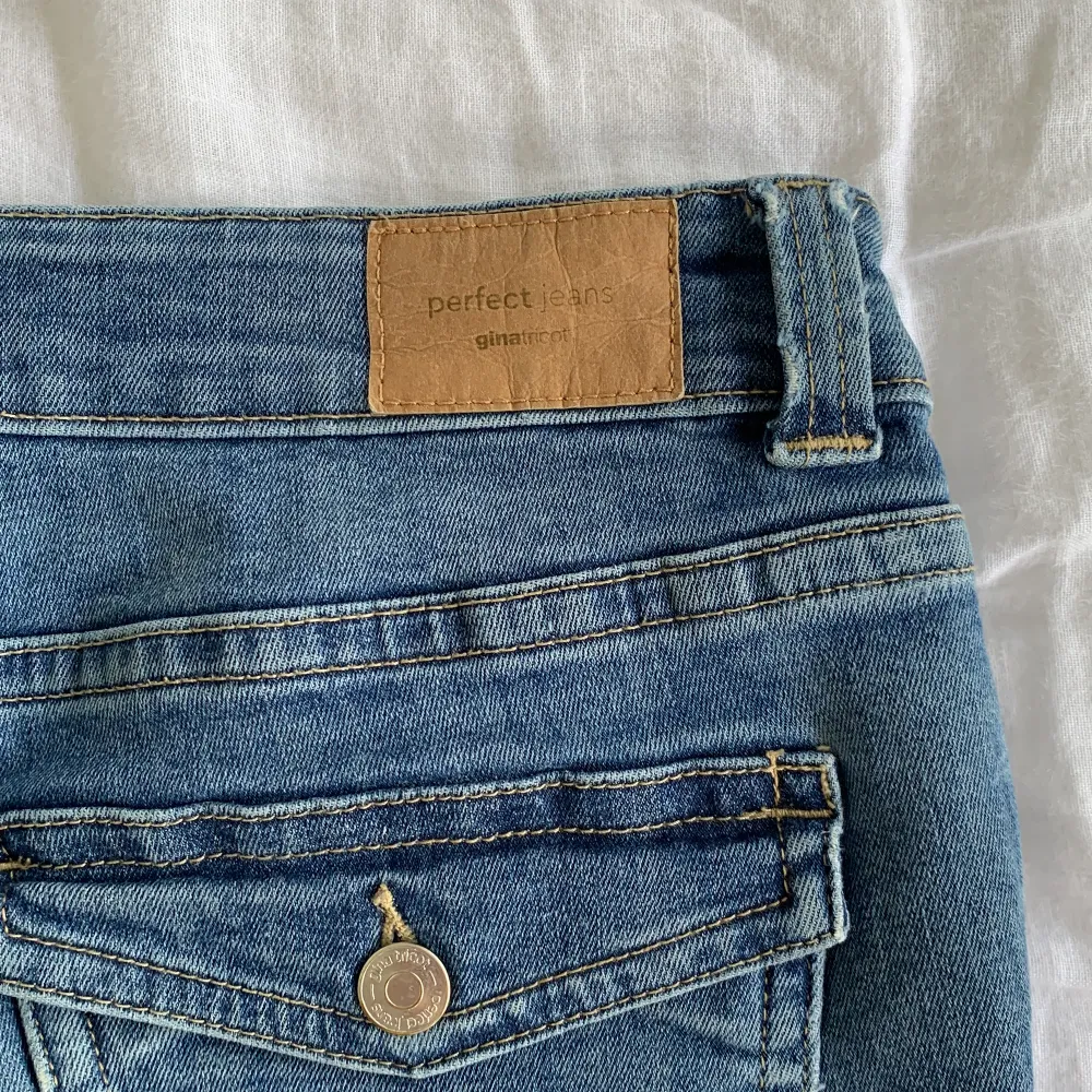 Så snygga bootcut jeans ifrån Gina Tricot💙 säljer då dom är för små för mig, storlek 38 men mer som 36, sparsamt andvända och 10/10 skick, skriv privat för frågor eller mer bilder . Jeans & Byxor.