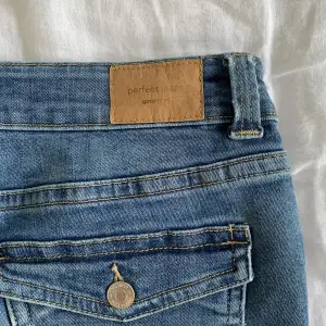 Så snygga bootcut jeans ifrån Gina Tricot💙 säljer då dom är för små för mig, storlek 38 men mer som 36, sparsamt andvända och 10/10 skick, skriv privat för frågor eller mer bilder 
