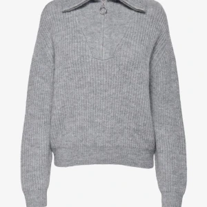 Stickad tröj - En stickad långärmad tröja💗 jätte fin, använd ca 2 gånger💗 ny pris 450kr, säljer eftersom inte kommer till användning💗