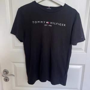 Tommy Hillfiger T-shirt  Storlek 176/M Pris är diskuterbart