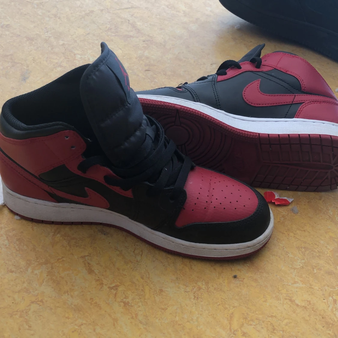 Jordans 1 mid strl 39