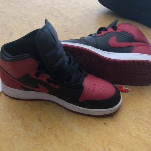 Jordans 1 mid strl 39 - Jordans 1 mid bra kvalitet mycket bra där skorna knappt är använda, skicka 9,5-10 säljer för bra pris men kan diskuteras 