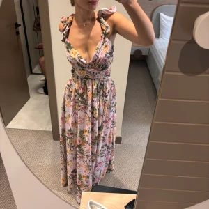 Jättefin sommarklänning endast använd 1 gång - Nyskick går att justera storlek för banden där bak går att spänna🌸 