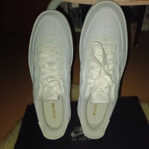 NIKE AF1 PLT.AF.ORM - Sneakers - Säljer ett par helt nya och oanvända NIKE AF1 PLT.AF.ORM sneakers i storlek 40,5 (26 cm). Skorna är vita och summit white på hälarna.  Orginalförpackning medföljer. 