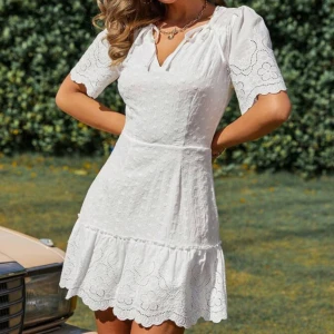 Fin oanvänd klänning - Intressekoll på denna superfina helt oanvänd klänning perfekt till studenten 🌸