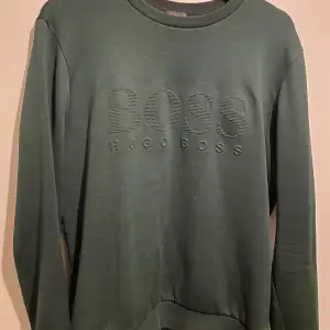 Fräsch mörkgrön Boss tröja, använd ett fåtal gånger. Nypris 2200. Storlek: M