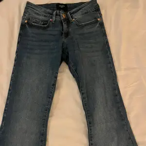 Bootcut low waist jeans från vero moda. W25