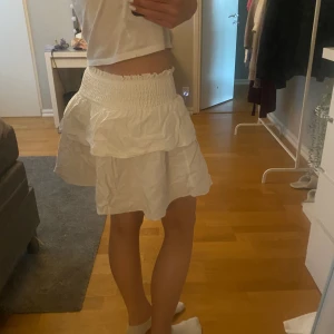 Vit kjol - Vit volangkjol💕💕