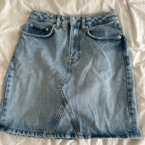 Jeanskjol - Säljer min favorit då den tyvärr är lite stor. Skynda fynda!🌟