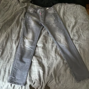 Gråa dsquared jeans äkta fläckfri - Ej skinny inte heller för baggy mellan typ 