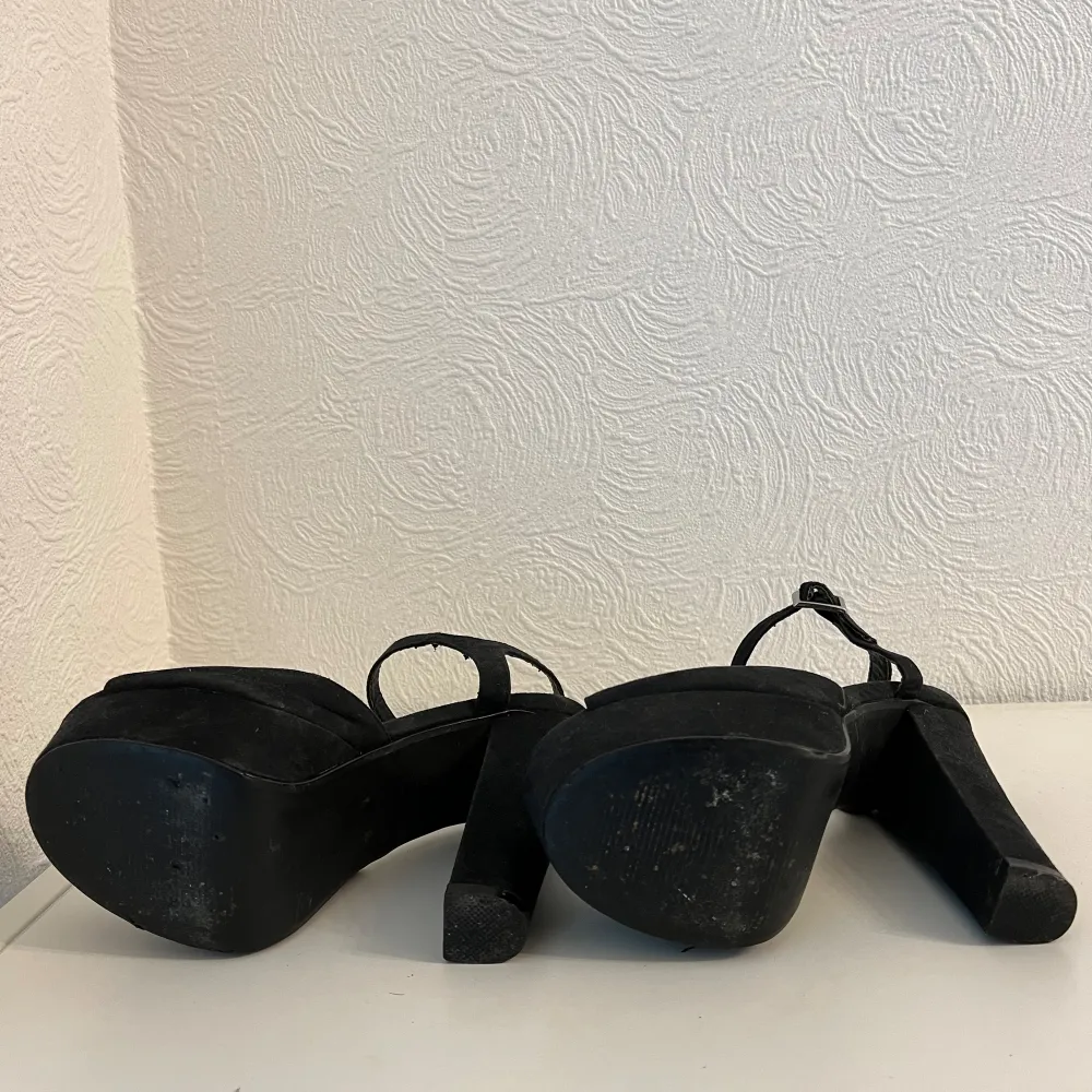Fina höga snygga mockaimitation klackskor/pumps från Nelly. Storlek 36. I okej använt skick. Sköna och stabila att gå i. Klackhöjd: 13cm Plattformhöjd: 4cm. Upphämtning i Malmö möjligt. . Kengät.