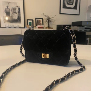 Handväska  - Jättesöt axelremsväska i god kvalitet