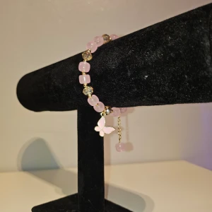 Rosa fjärils armband - Rosa pärl armband med en fjäril, aldrig använt