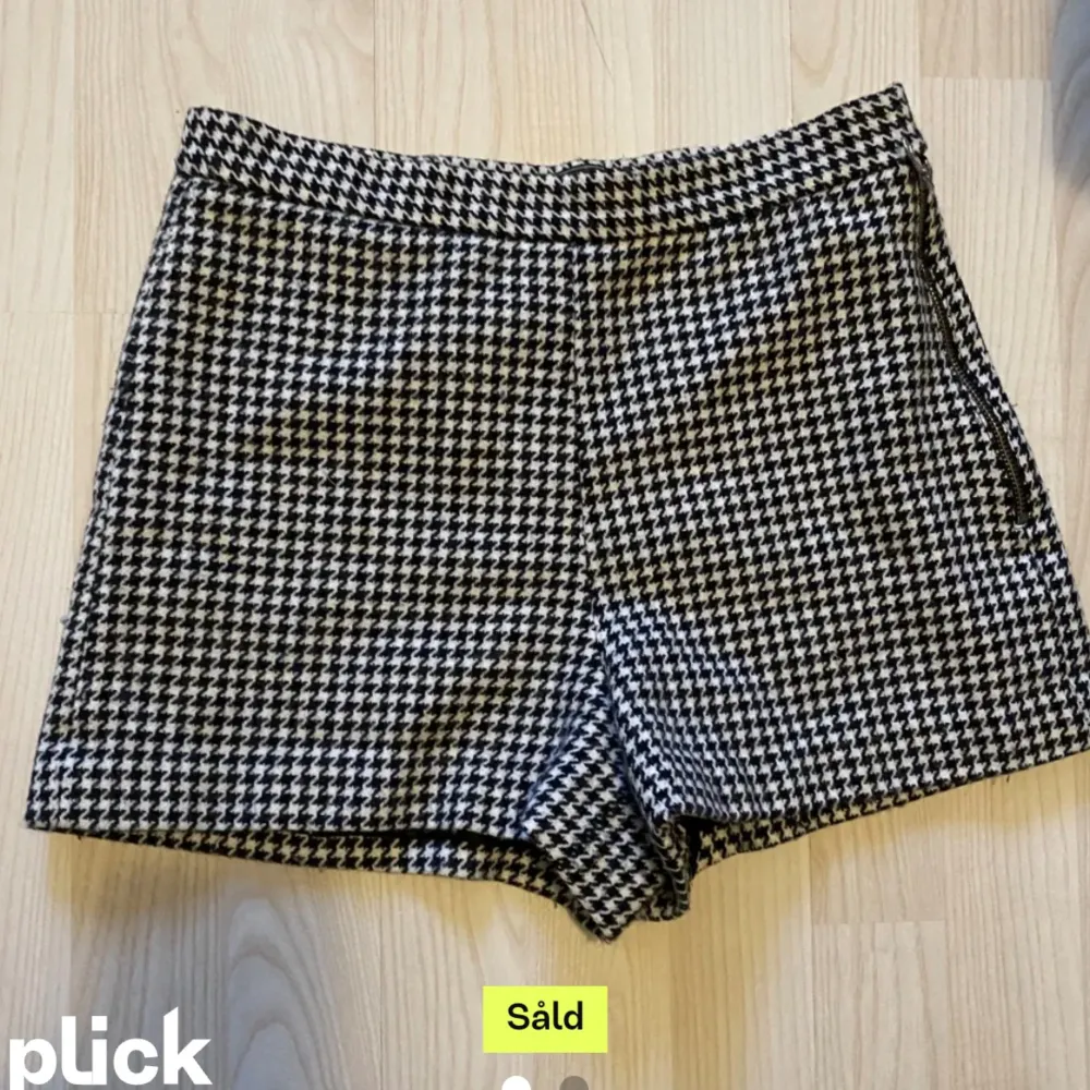 Super söta shorts från Zara som är köpta på Plick men passade tyvär inte mig. Dem är i bra skick, bilderna är lånade.. Shorts.