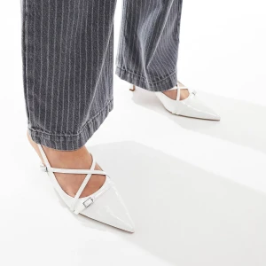 Vita klackar - Helt nyinköpta och använda vita klackar i storlek 41 från ASOS. Klacken är 5 cm hög och dem är endast testade då jag valde ett par andra skor.