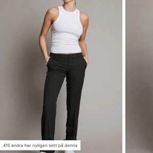 Lågmidjade kostym byxor  - Vera kostym byxor med låg midja. Passar dig som är 160 cm eller kortare. Bara testade.