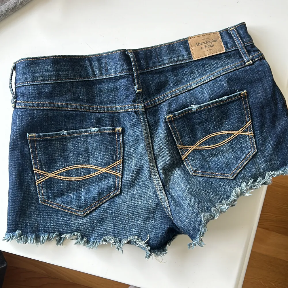 Super söta jeans shorts till sommaren i storlek W27🥰. Shorts.