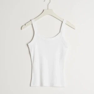 Vitt baslinne  - Vitt basic ribbat linne från Gina. Endast använts ett fåtal gånger. Bra skick!