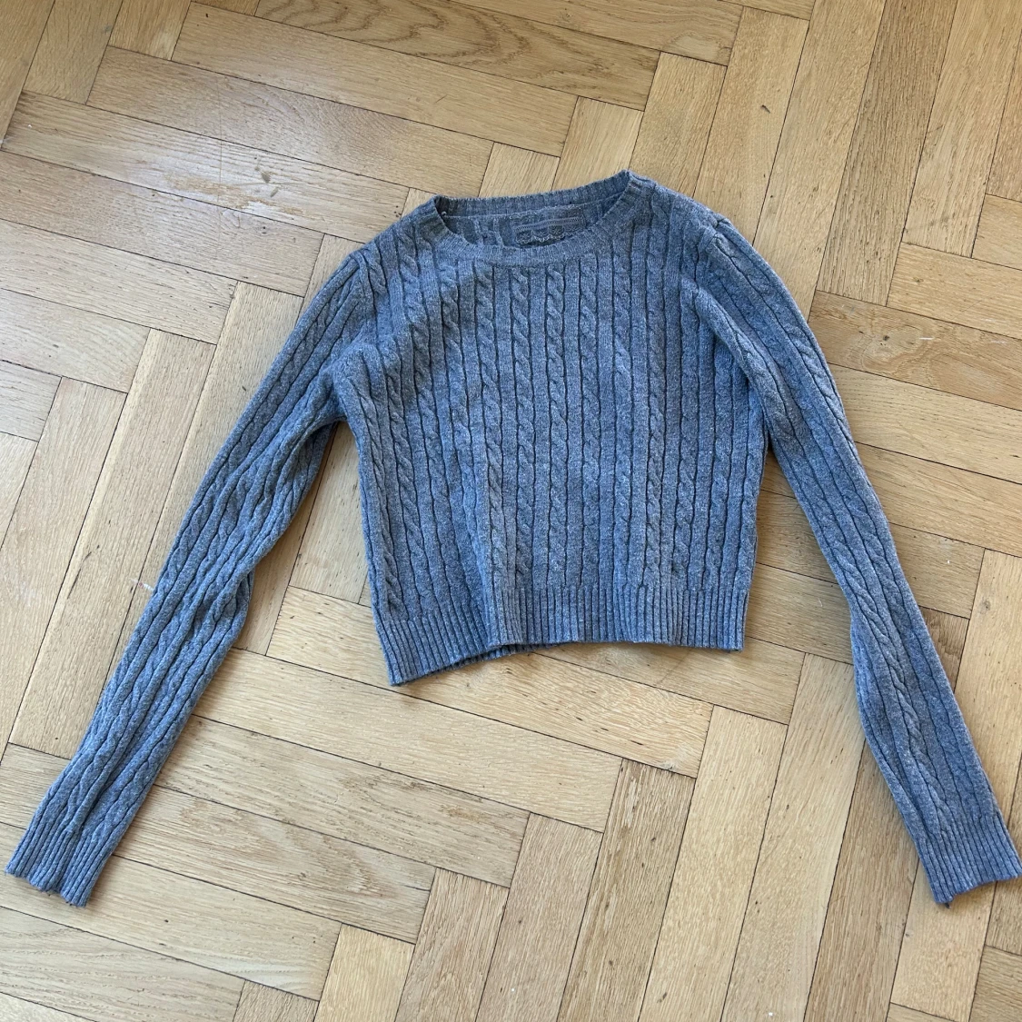 Croppad grå stickad tröja  - 90