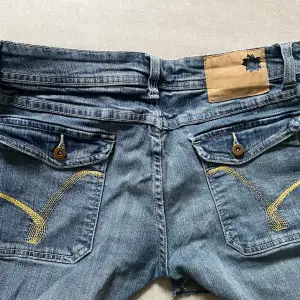 Midja: 41cm. Längd: 27 ish cm. Perfekta jeansshorts med y2k stuk som är vintage. Dom ser avklippta ut och är därav lite ojämna men går säkert att fixa till. Uppskattar dom som en strl M. Perfekta nu till i sommar. Tryck gärna på köp nu!💋