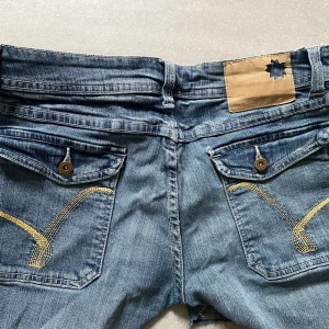 Snygga y2k jeansshorts med fickor och detaljer - Midja: 41cm. Längd: 27 ish cm. Perfekta jeansshorts med y2k stuk som är vintage. Dom ser avklippta ut och är därav lite ojämna men går säkert att fixa till. Uppskattar dom som en strl M. Perfekta nu till i sommar. Tryck gärna på köp nu!💋