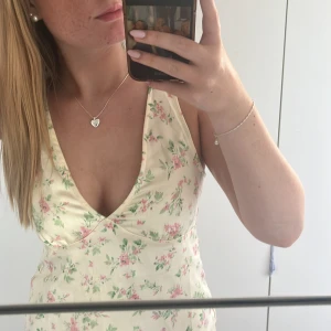 Sommarklänning  - Sommarklänning från Gina Tricot 2022! Lite defekter i tyget (se bild) men inget man lägger märka till! 🩷