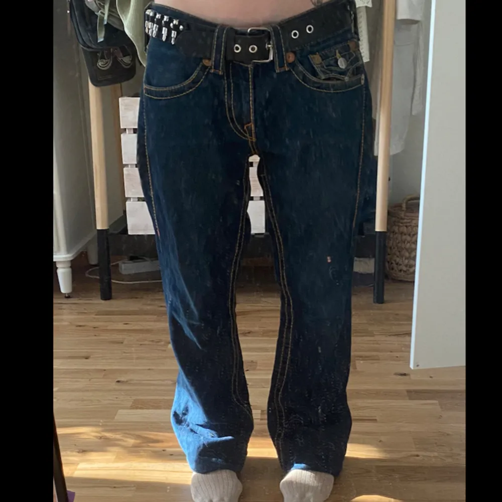 Jätte snygga true religion jeans. Använda endast fåtal gånger. Rainbow Ricky modell, storlek 30. Midjemått: 84cm innerbensmått: 80cm Benöppning: 21cm . Jeans & Byxor.