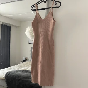 Klänning - En bekväm och enkel klänning i ett väldigt stretchigt material. 