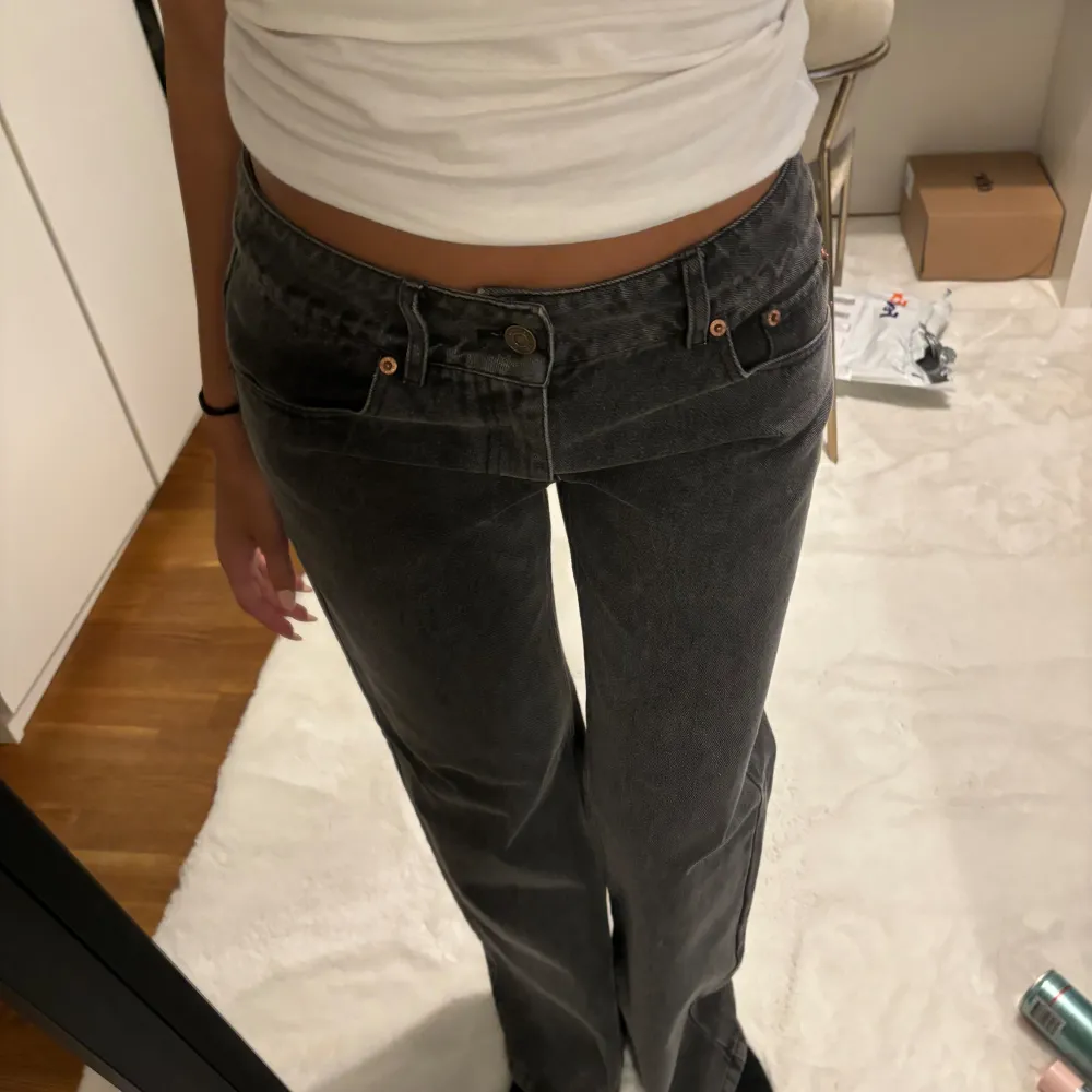 Säljer mina jättefina jeans från ALOBHA. Helt nya med prislapp, säljer pga glömde lämna tillbaka. Nypris är 1000kr. Innerbenslängden är 80,4cm. . Farkut & Housut.
