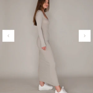 Långklänning  - Jättefin långklänning ifrån mklifestyle, helt ny med lappen kvar. I färgen oatmilk. Nypris 600 kr, jag säljer den för 250 kr. Storlek m